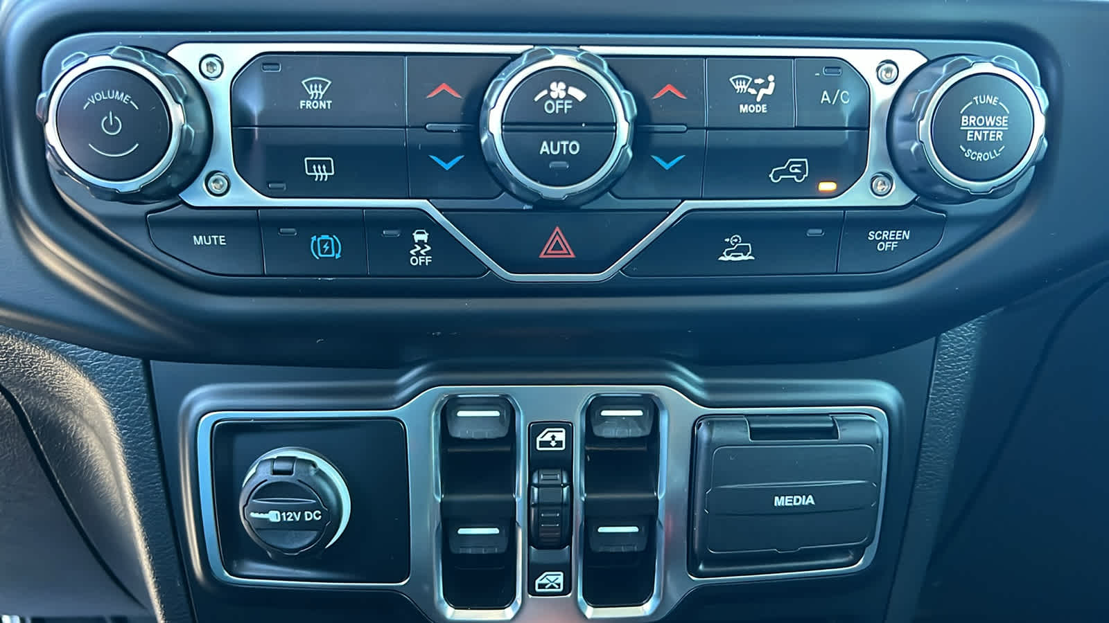 Thumbnail: 2022 Jeep Wrangler - 14