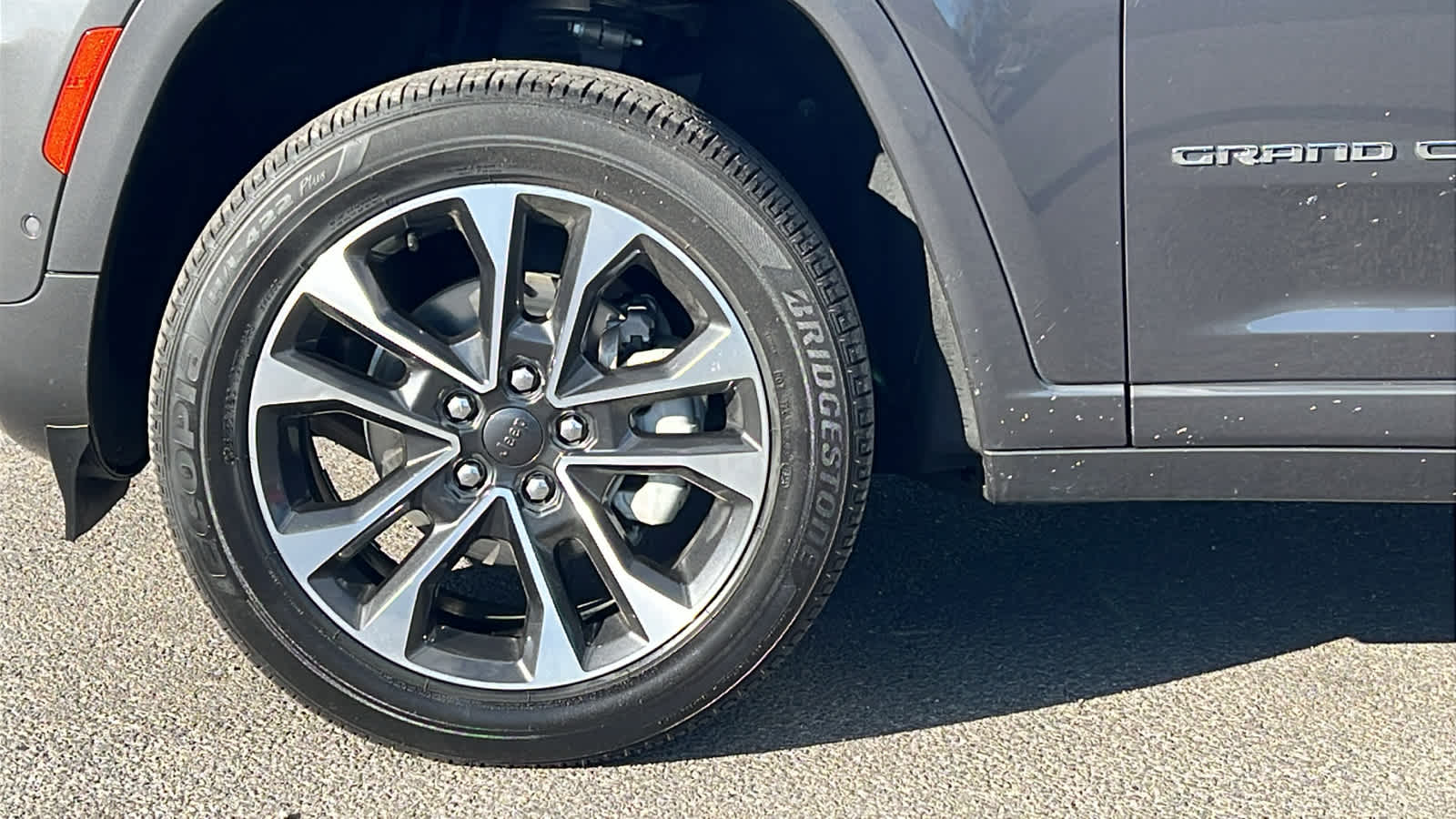2022 Jeep Grand Cherokee Overland 9