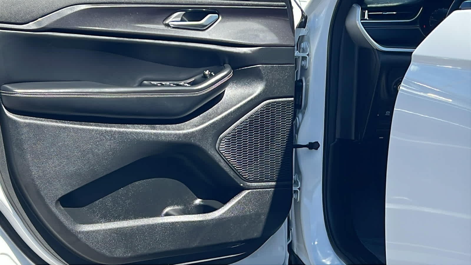 Thumbnail: 2023 Jeep Grand Cherokee - 23