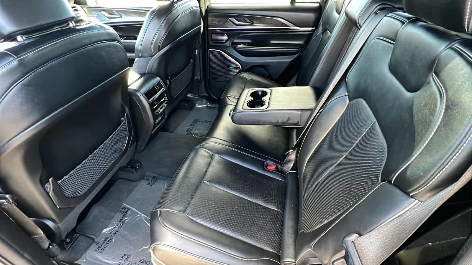 2022 Jeep Grand Cherokee Overland 24