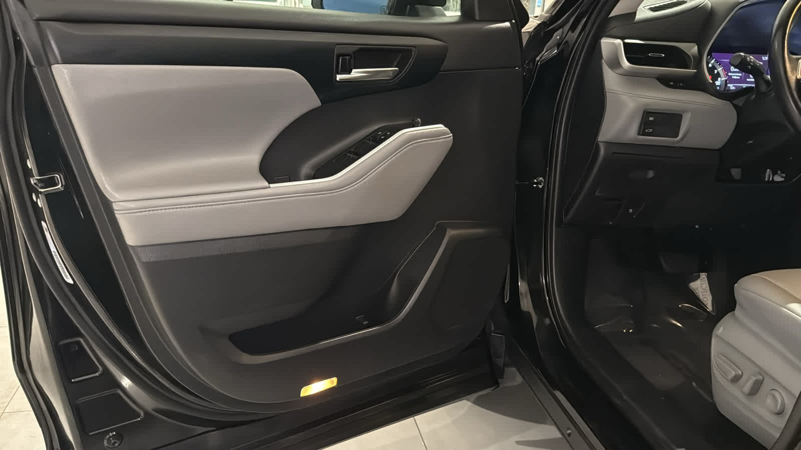 Thumbnail: 2021 Toyota Highlander - 23