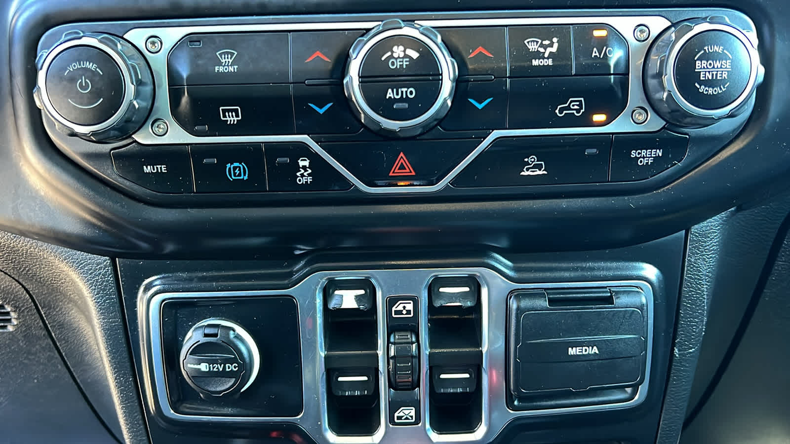 Thumbnail: 2022 Jeep Wrangler - 14