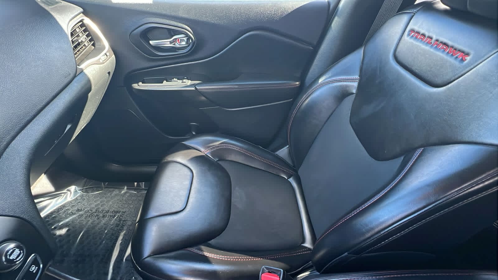 Thumbnail: 2019 Jeep Cherokee - 12