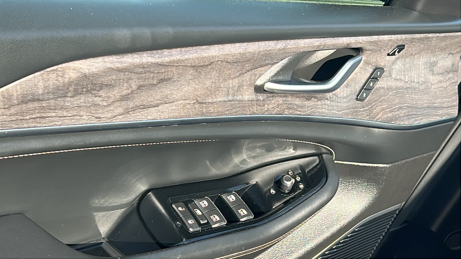2022 Jeep Grand Cherokee Overland 22