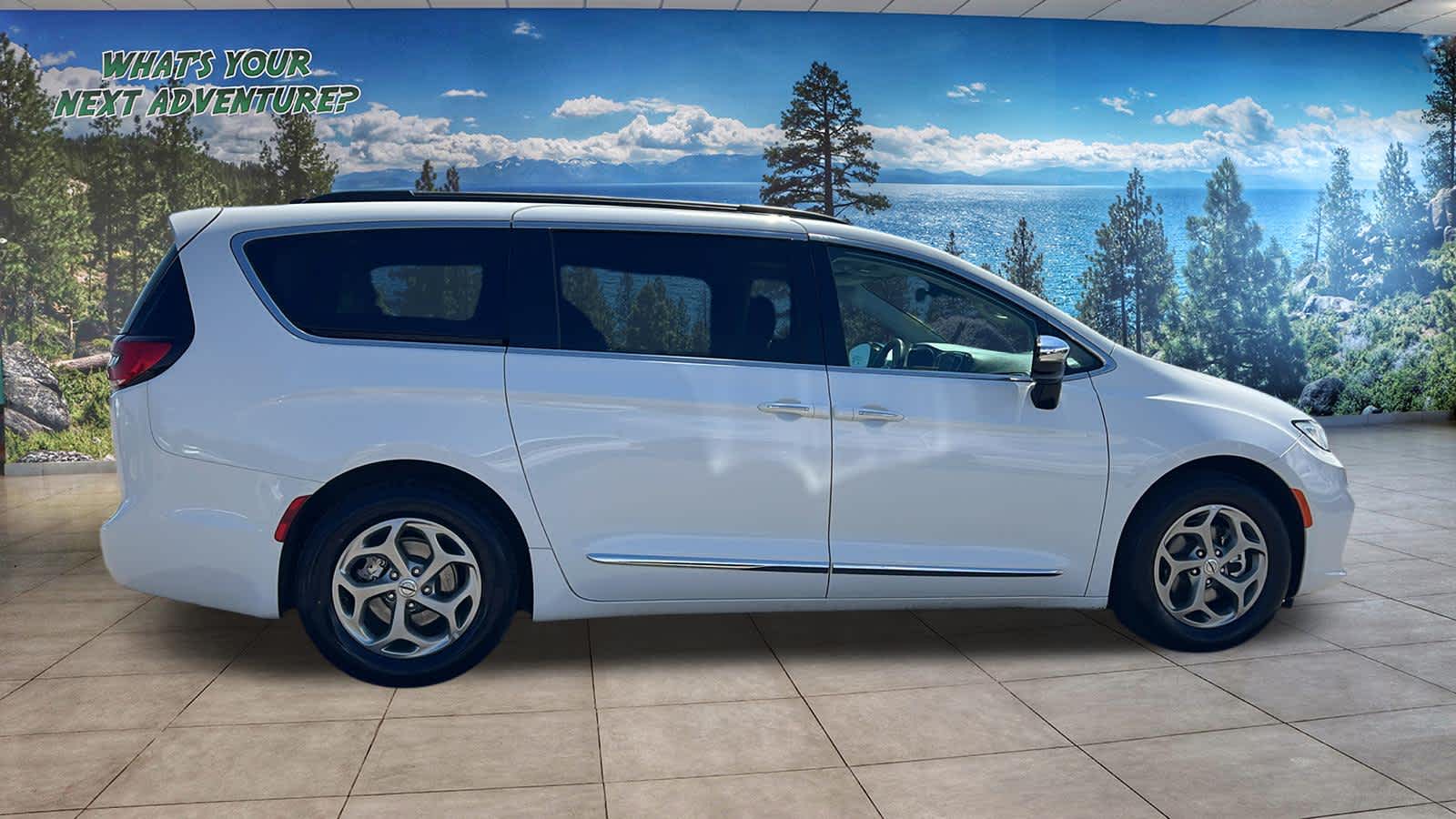 Thumbnail: 2023 Chrysler Pacifica - 4