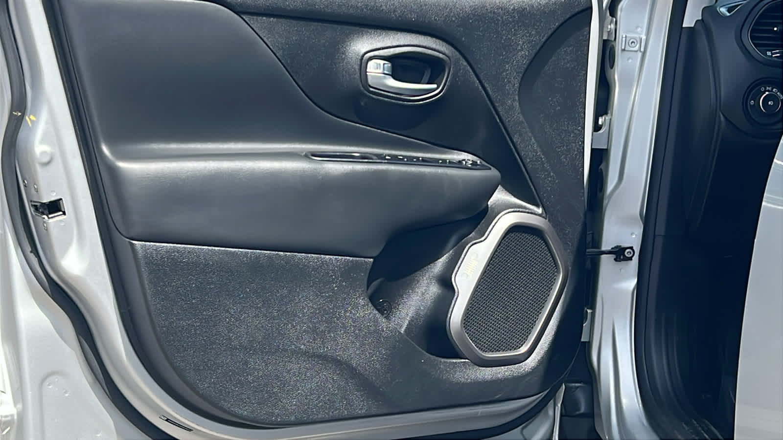 Thumbnail: 2019 Jeep Renegade - 23