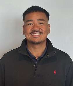 Miembro del personal Jay Maripon de ID_915561aa9468