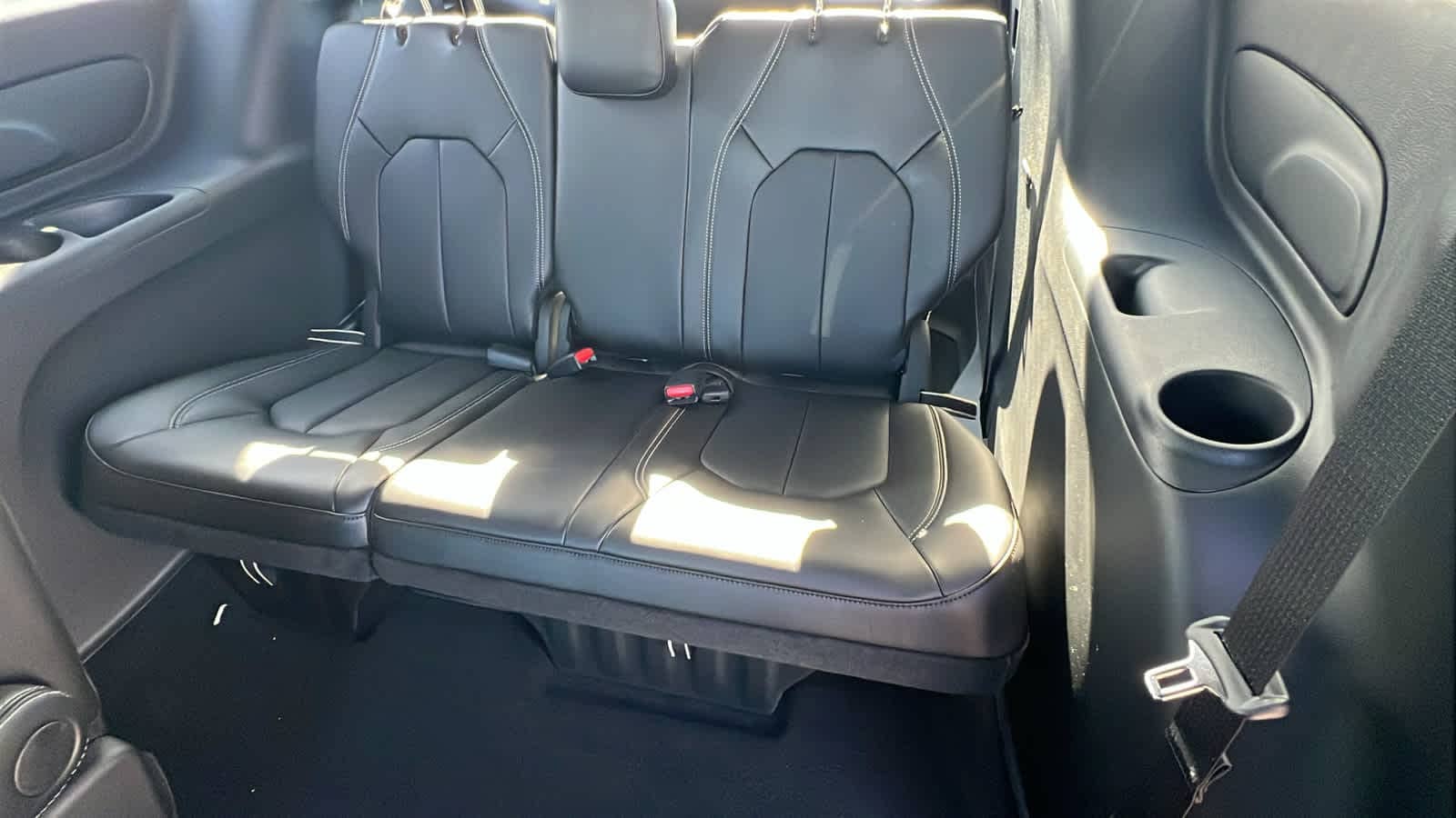 Thumbnail: 2026 Chrysler Pacifica - 31