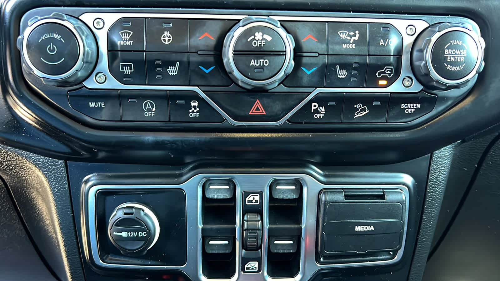 Thumbnail: 2020 Jeep Wrangler - 14