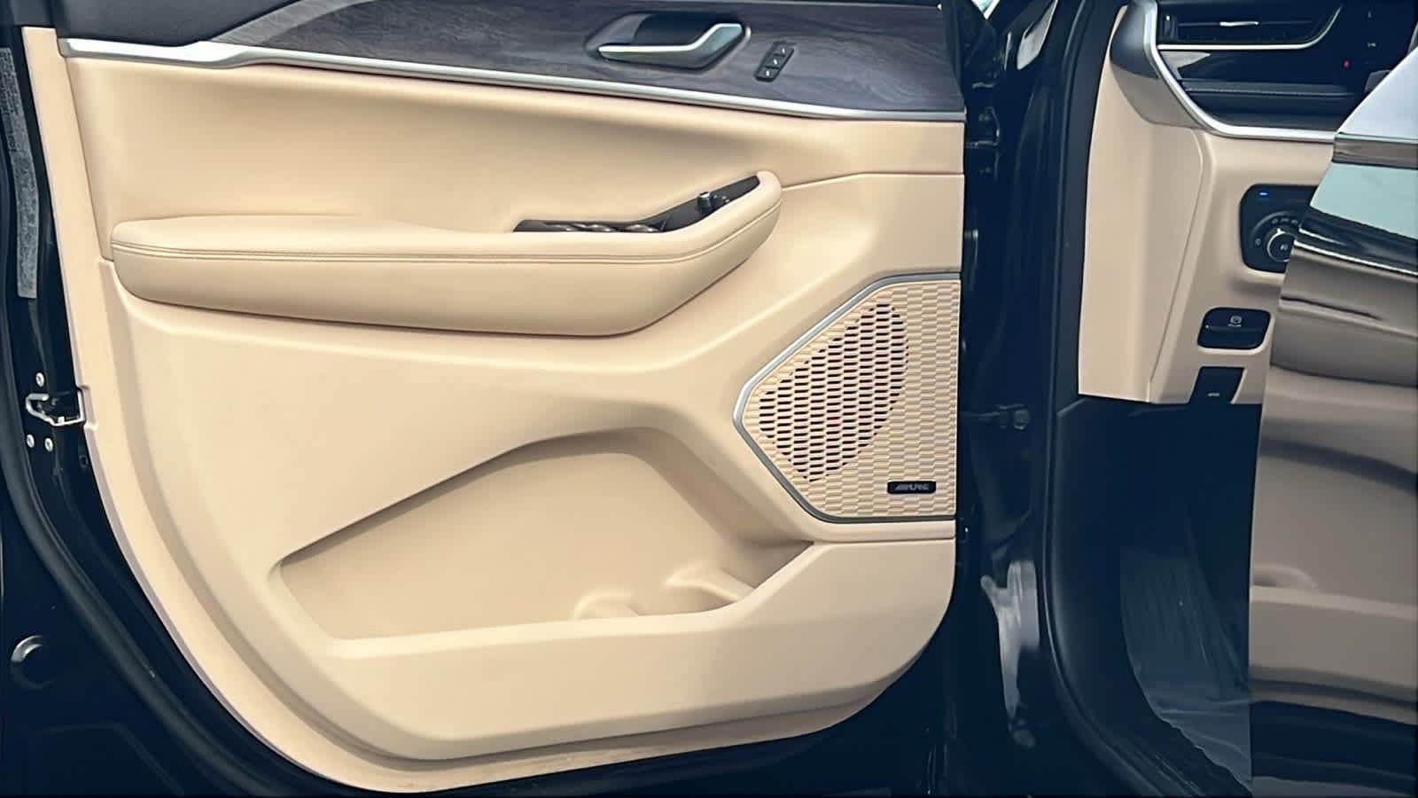 Thumbnail: 2023 Jeep Grand Cherokee - 23