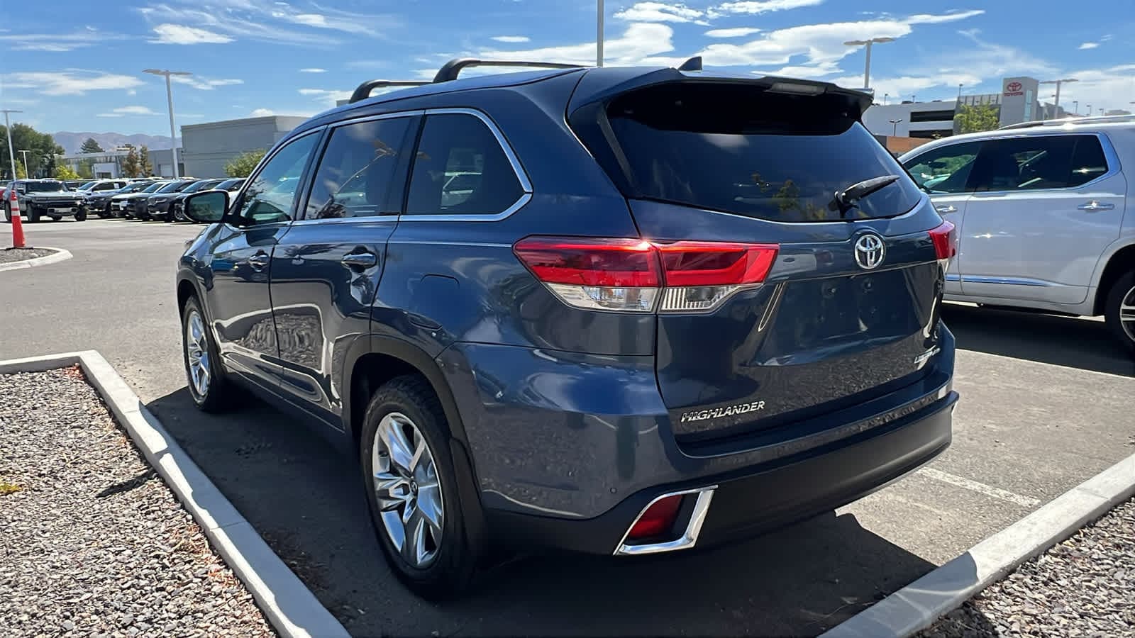 Thumbnail: 2017 Toyota Highlander - 7