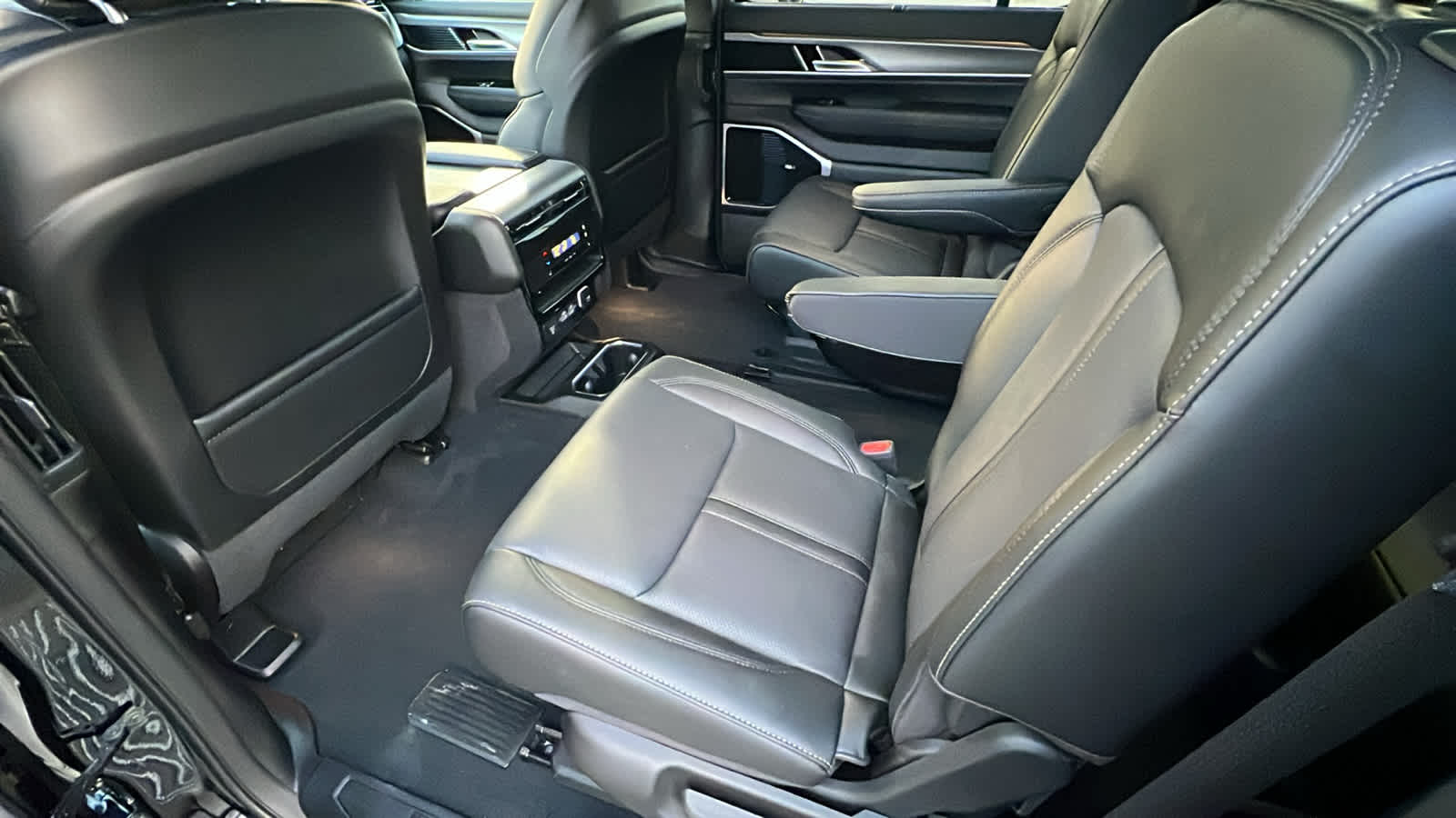 Thumbnail: 2026 Jeep Grand Wagoneer L - 24