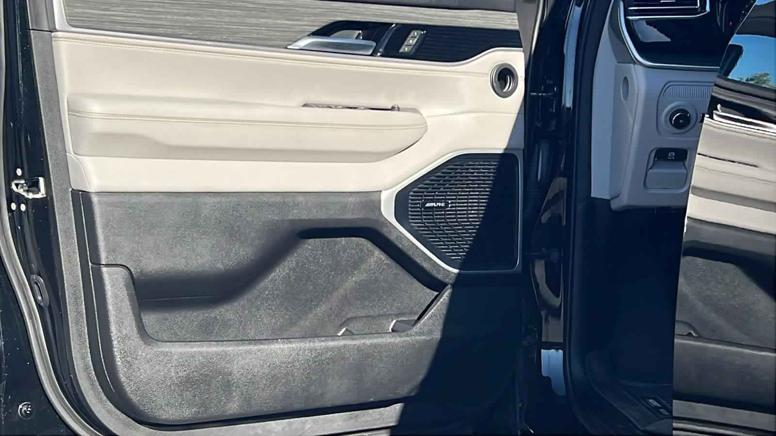 Thumbnail: 2023 Jeep Wagoneer - 23