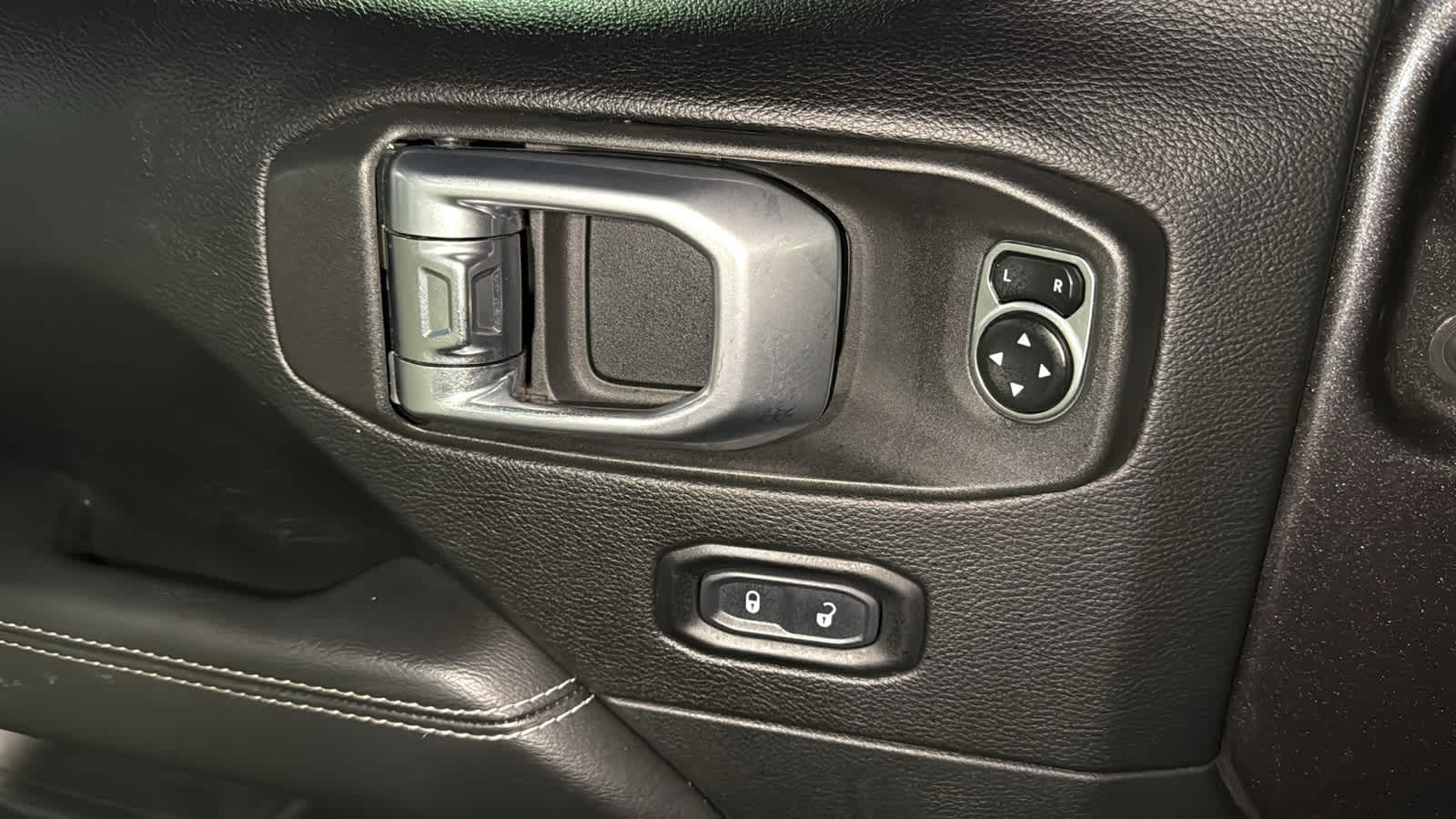 Thumbnail: 2019 Jeep Wrangler - 22