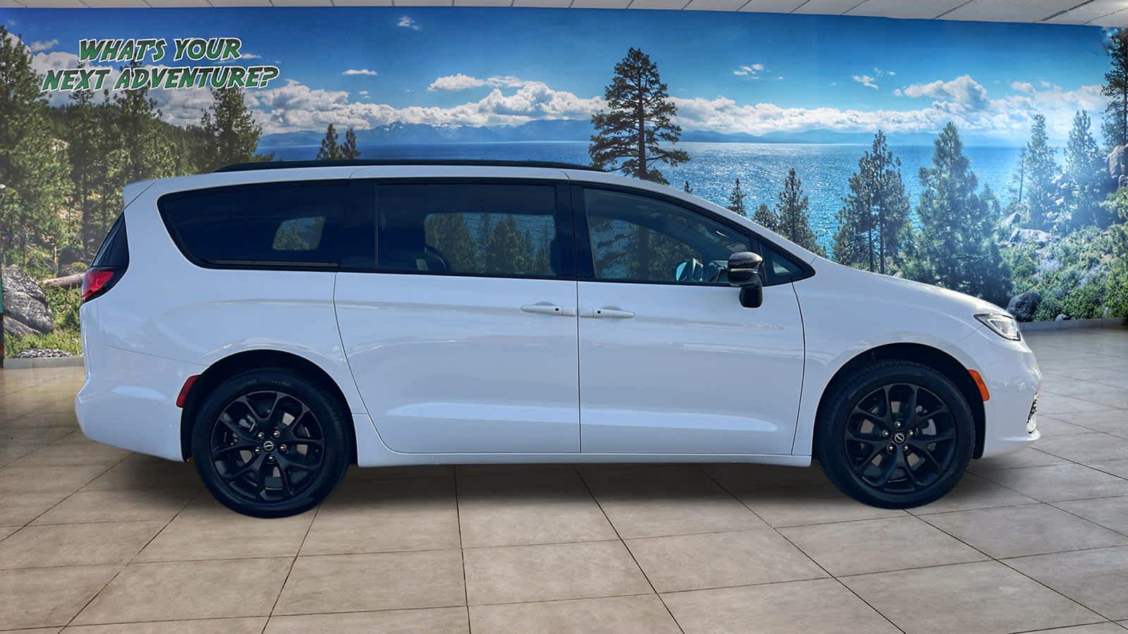 Thumbnail: 2026 Chrysler Pacifica - 4