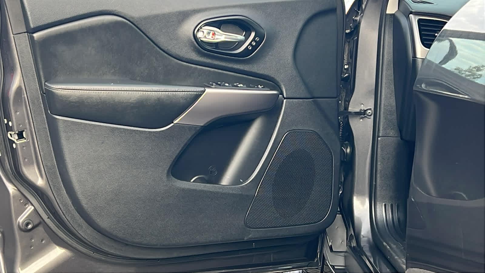 Thumbnail: 2022 Jeep Cherokee - 23