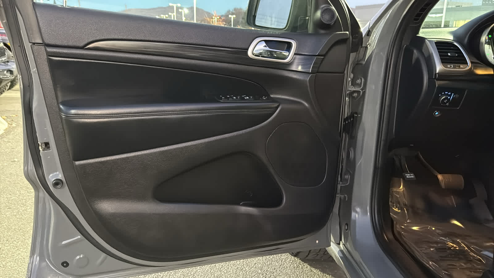 Thumbnail: 2020 Jeep Grand Cherokee - 23