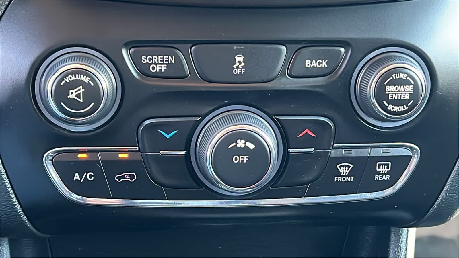 Thumbnail: 2015 Jeep Cherokee - 14