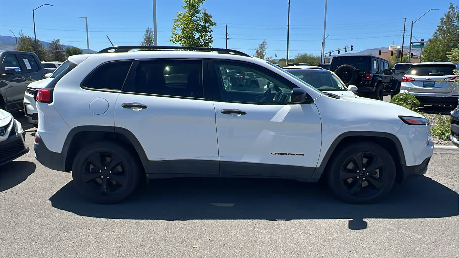 Thumbnail: 2017 Jeep Cherokee - 3