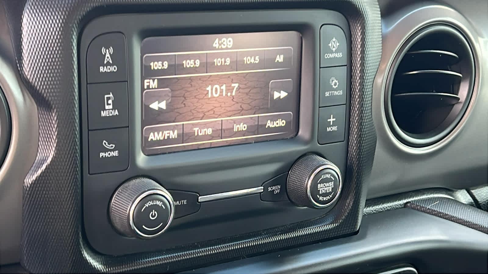 Thumbnail: 2021 Jeep Gladiator - 15