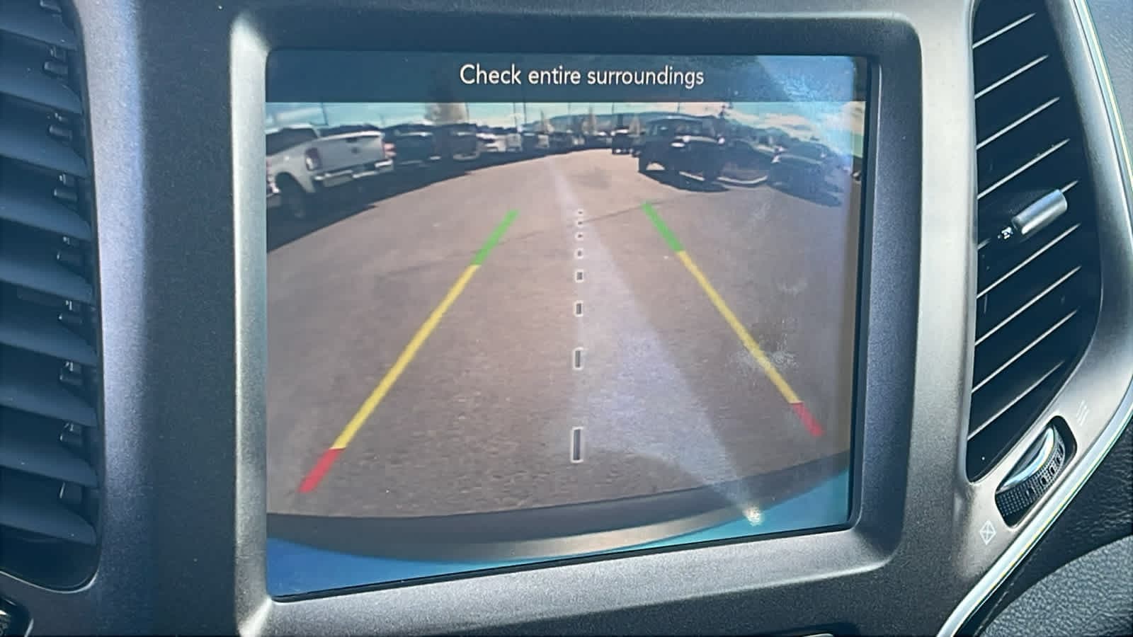 Thumbnail: 2019 Jeep Cherokee - 16