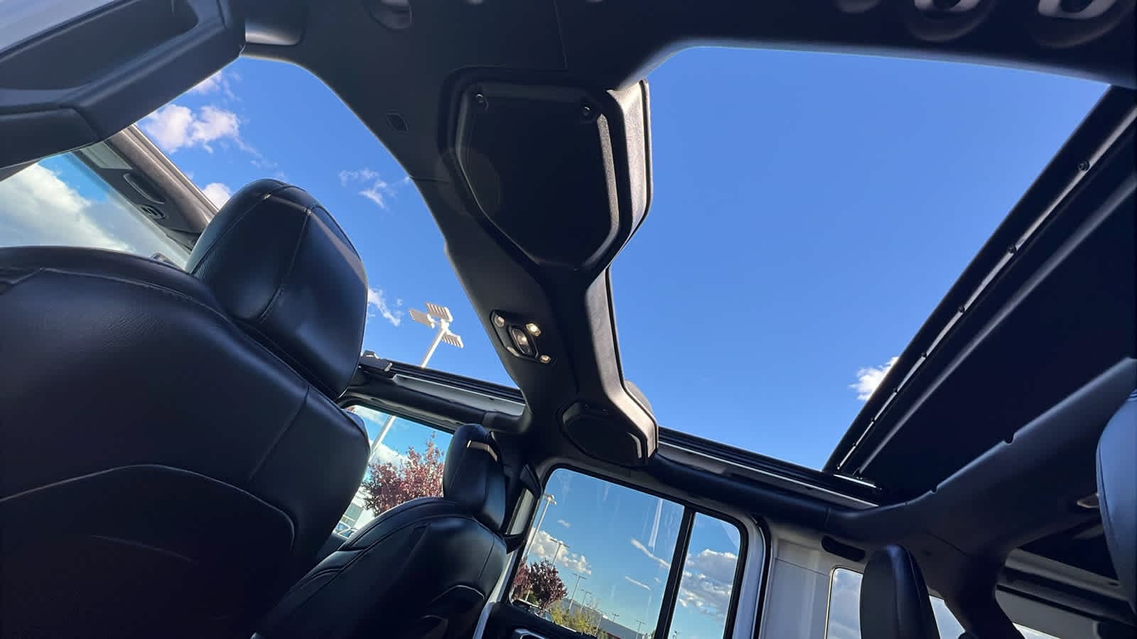 Thumbnail: 2023 Jeep Wrangler - 31