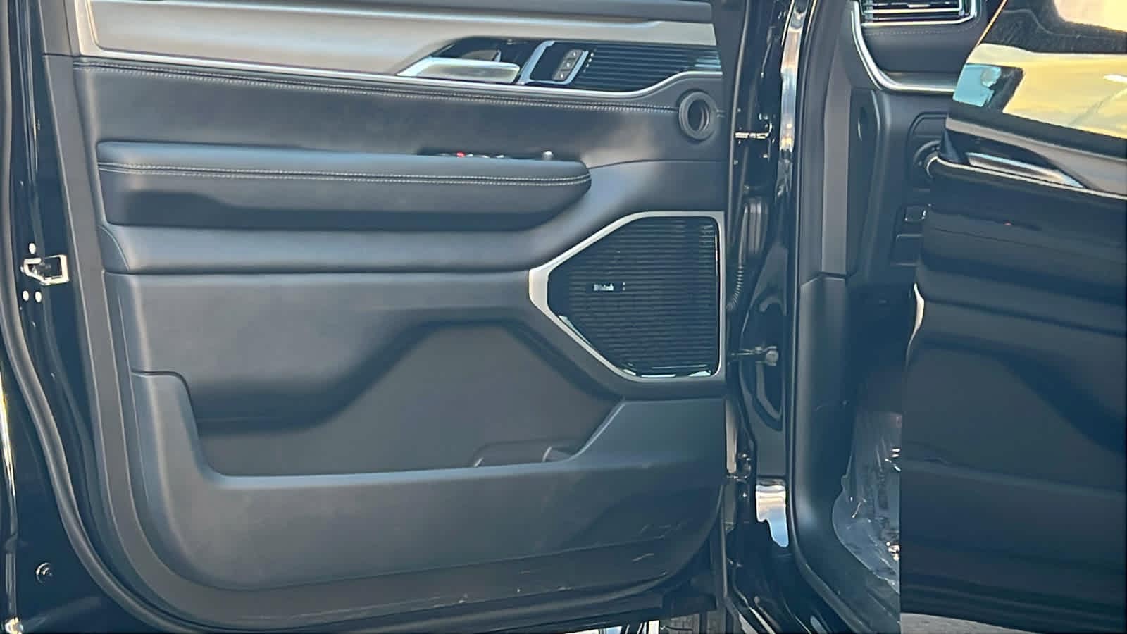 Thumbnail: 2026 Jeep Grand Wagoneer L - 23