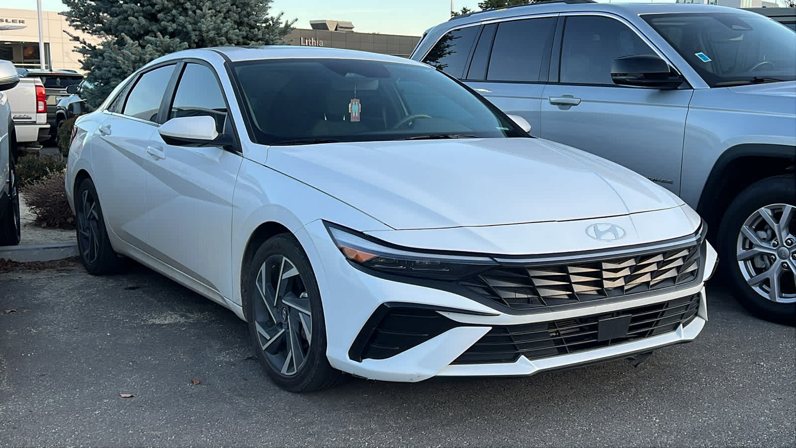 2024 Hyundai Elantra SEL Convenience photo 3