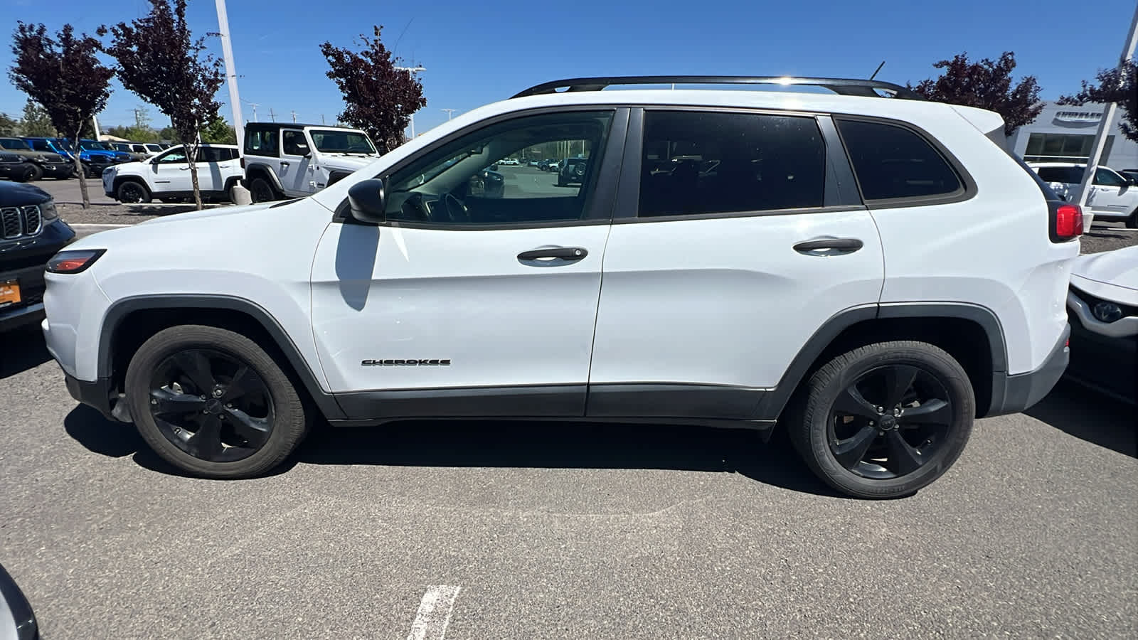 Thumbnail: 2017 Jeep Cherokee - 8