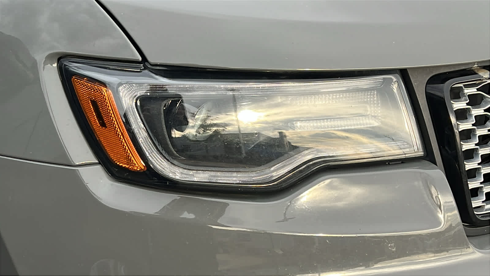 2021 Jeep Grand Cherokee Laredo X photo 3