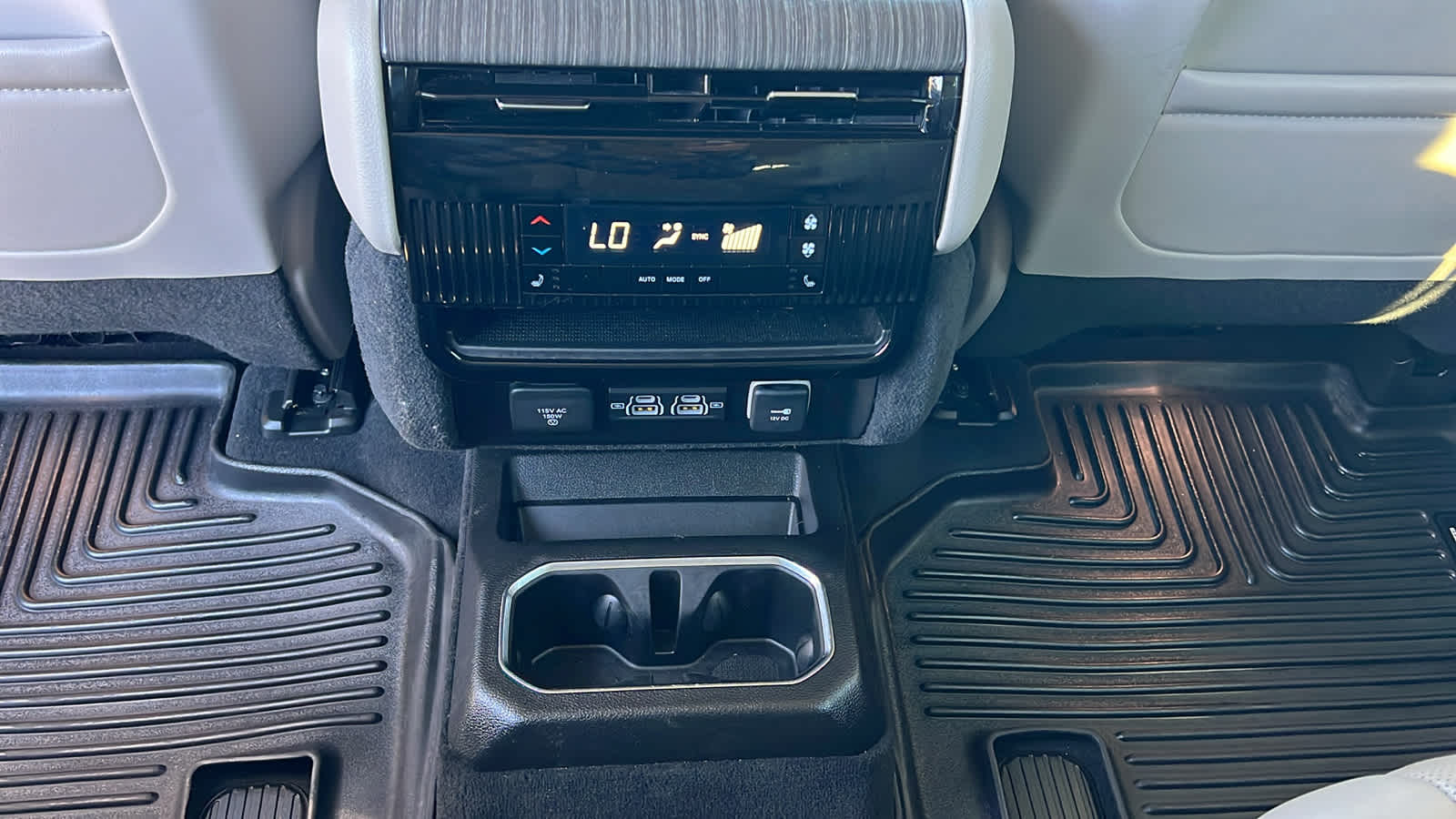 Thumbnail: 2023 Jeep Wagoneer - 25