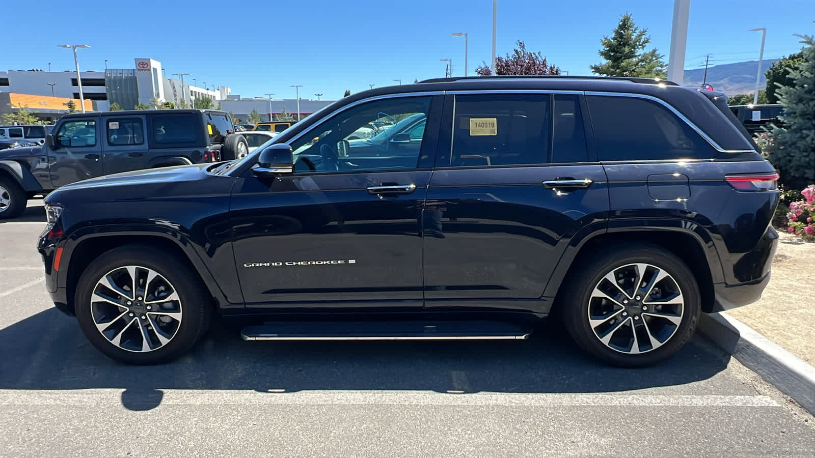 Thumbnail: 2023 Jeep Grand Cherokee - 9