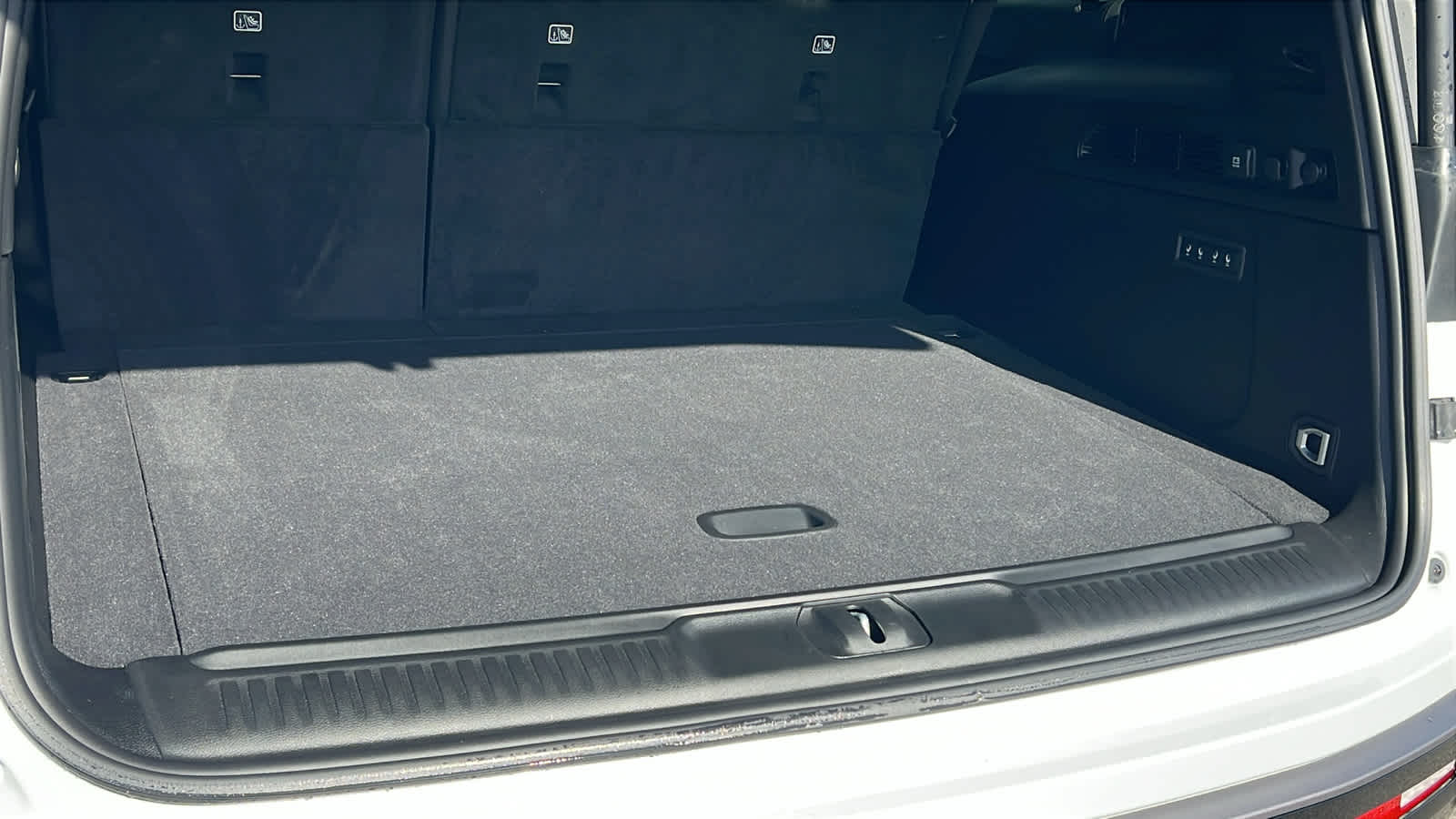 Thumbnail: 2026 Jeep Grand Wagoneer L - 27