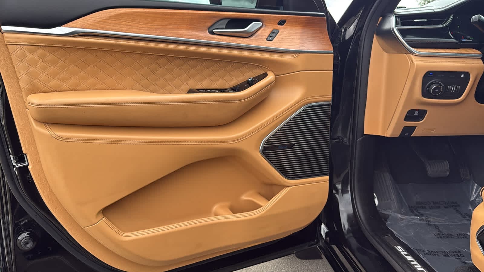 Thumbnail: 2022 Jeep Grand Cherokee - 23