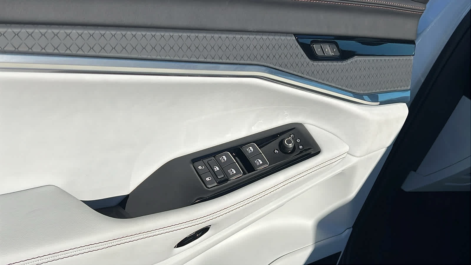 Thumbnail: 2025 Jeep Wagoneer S - 22