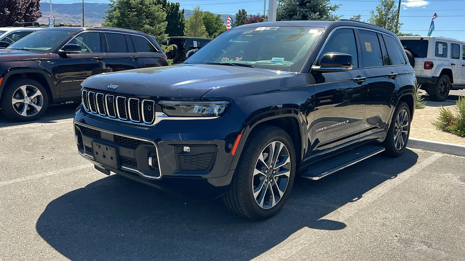 2023 Jeep Grand Cherokee Overland 4x4's photo