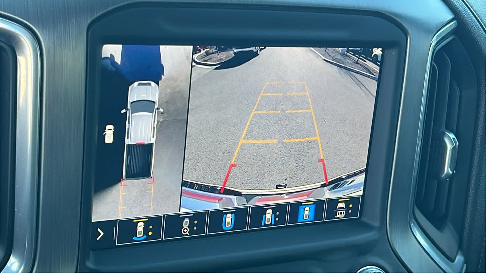 Thumbnail: 2022 GMC Sierra 2500 - 16