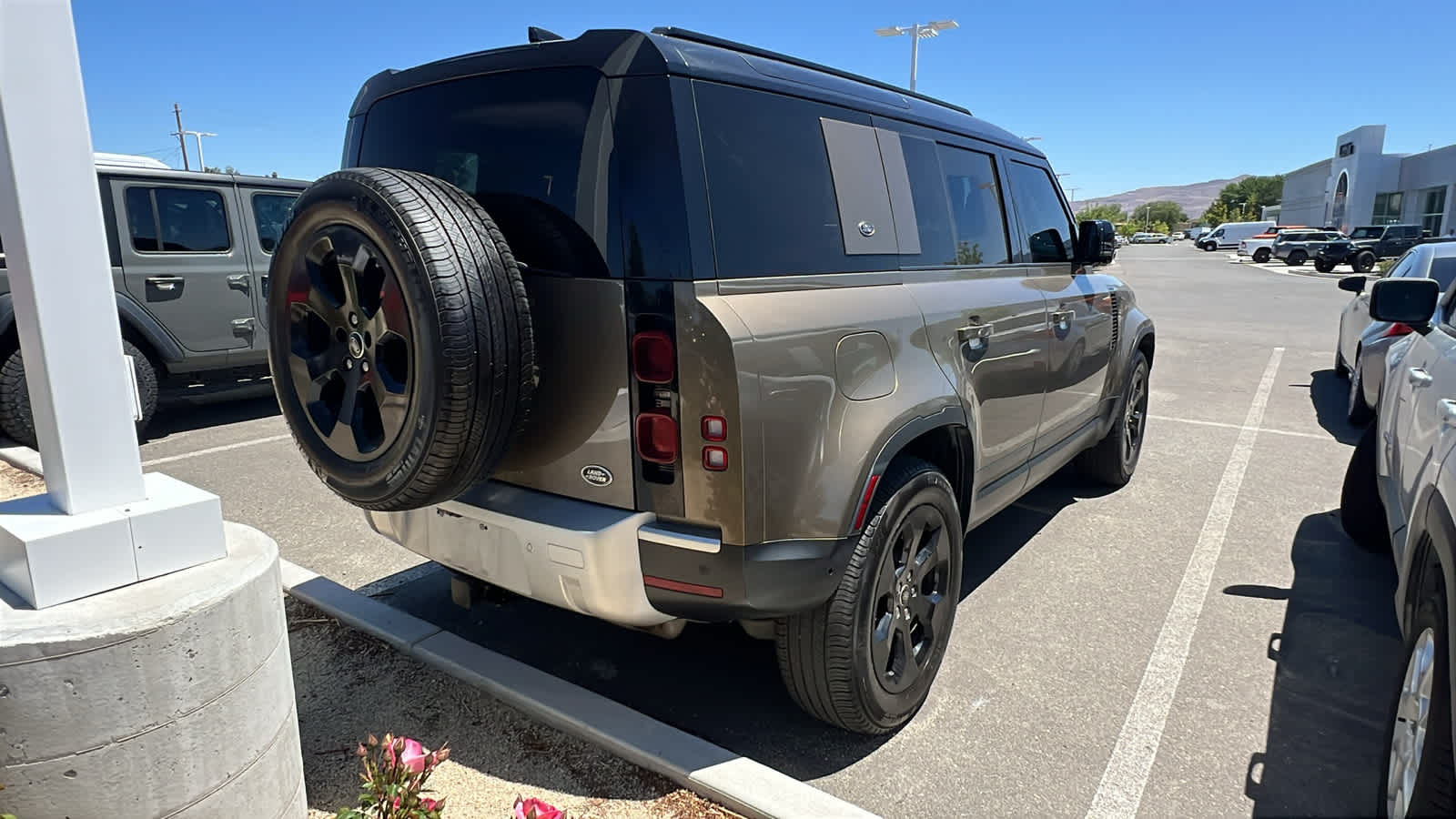Thumbnail: 2020 Land Rover Defender - 4