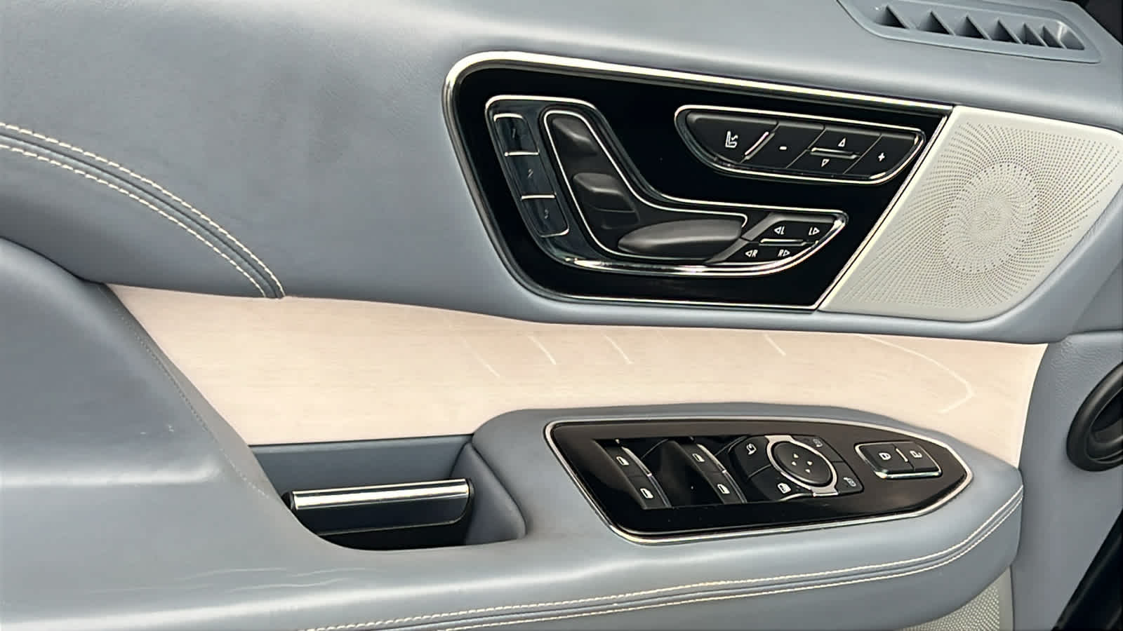 Thumbnail: 2021 Lincoln Navigator L - 22