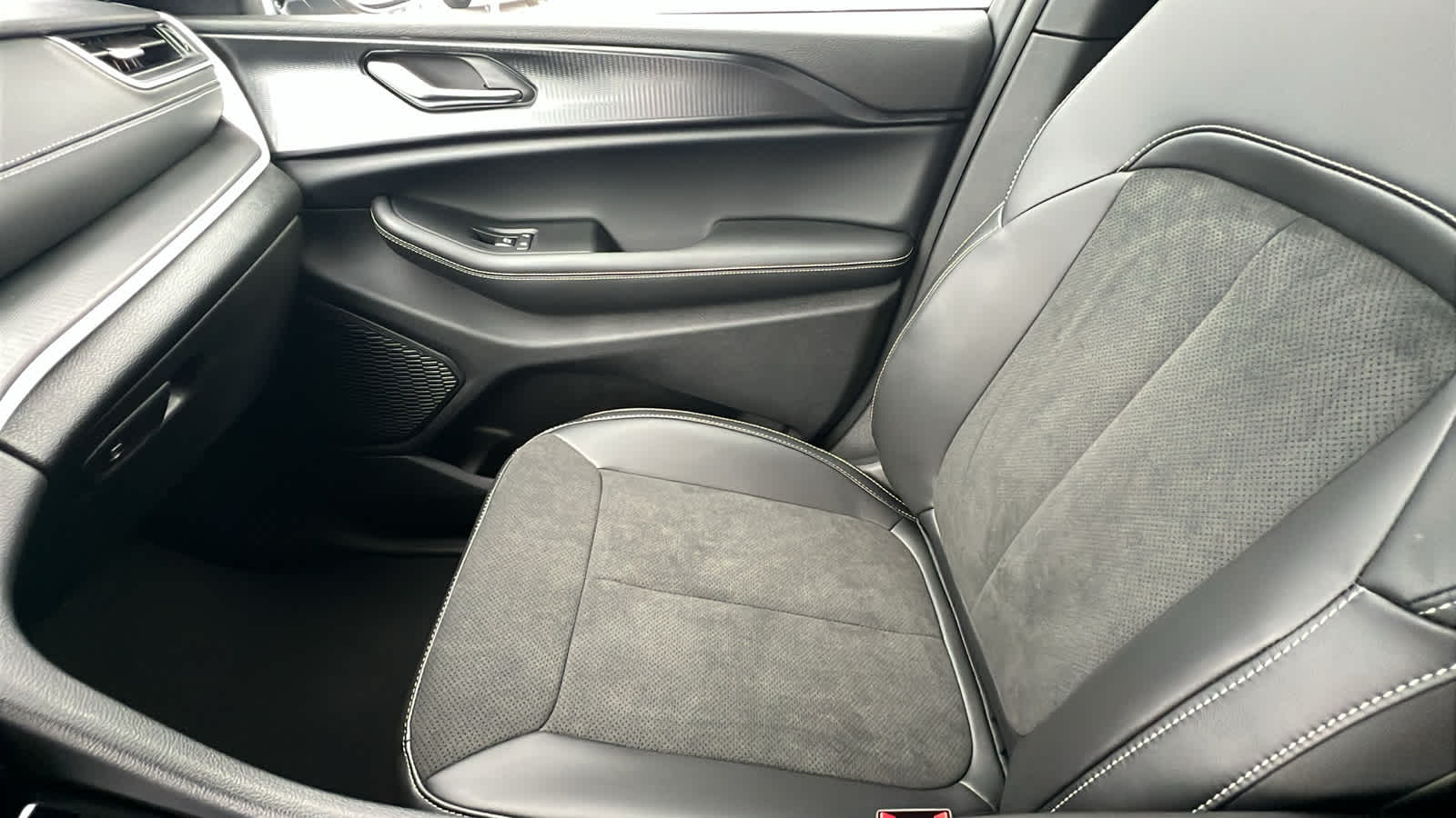 Thumbnail: 2025 Jeep Grand Cherokee - 12