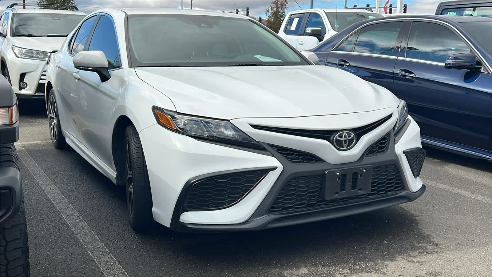 2023 Toyota Camry SE photo 3