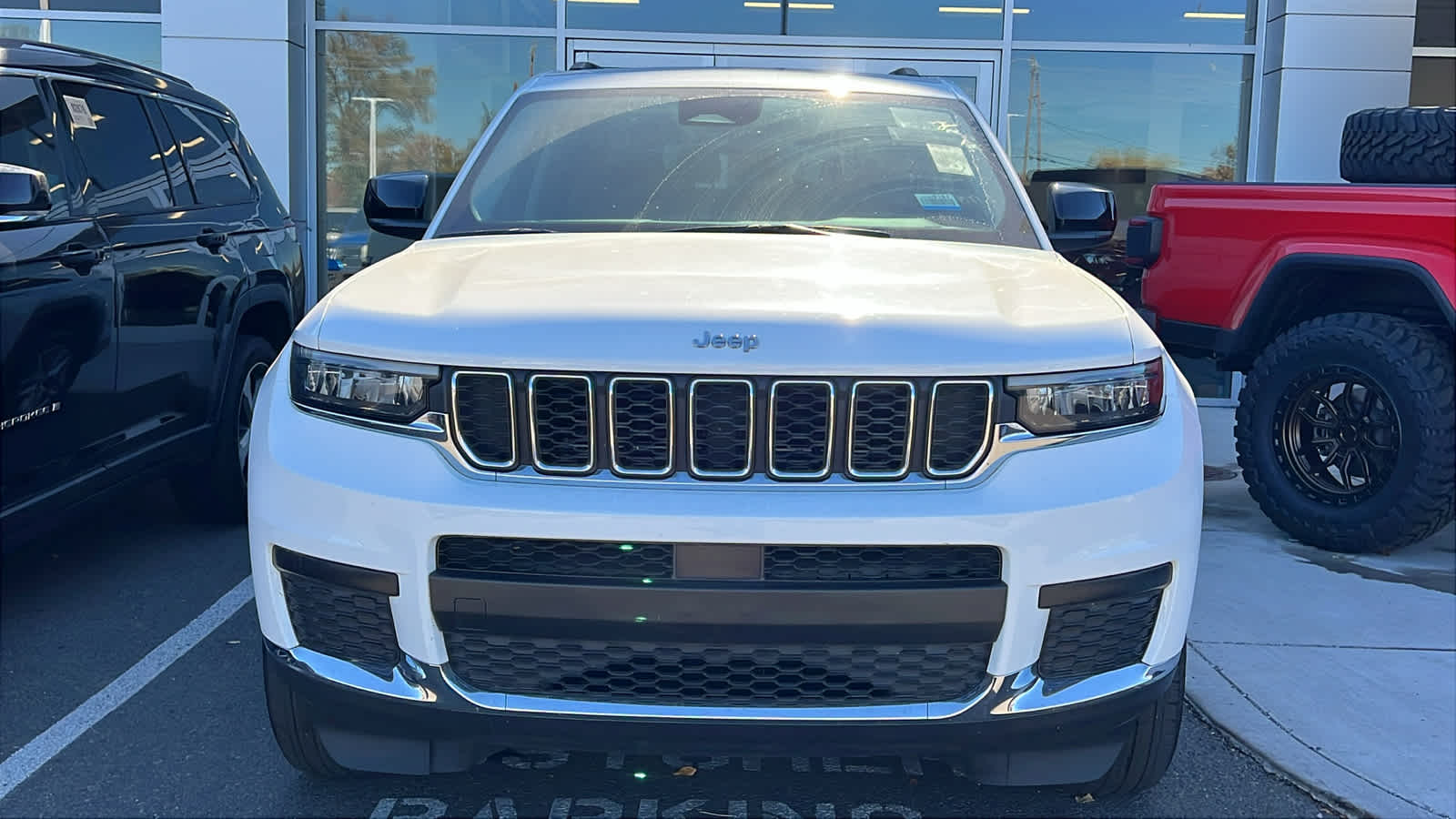 2023 Jeep Grand Cherokee Laredo photo 2