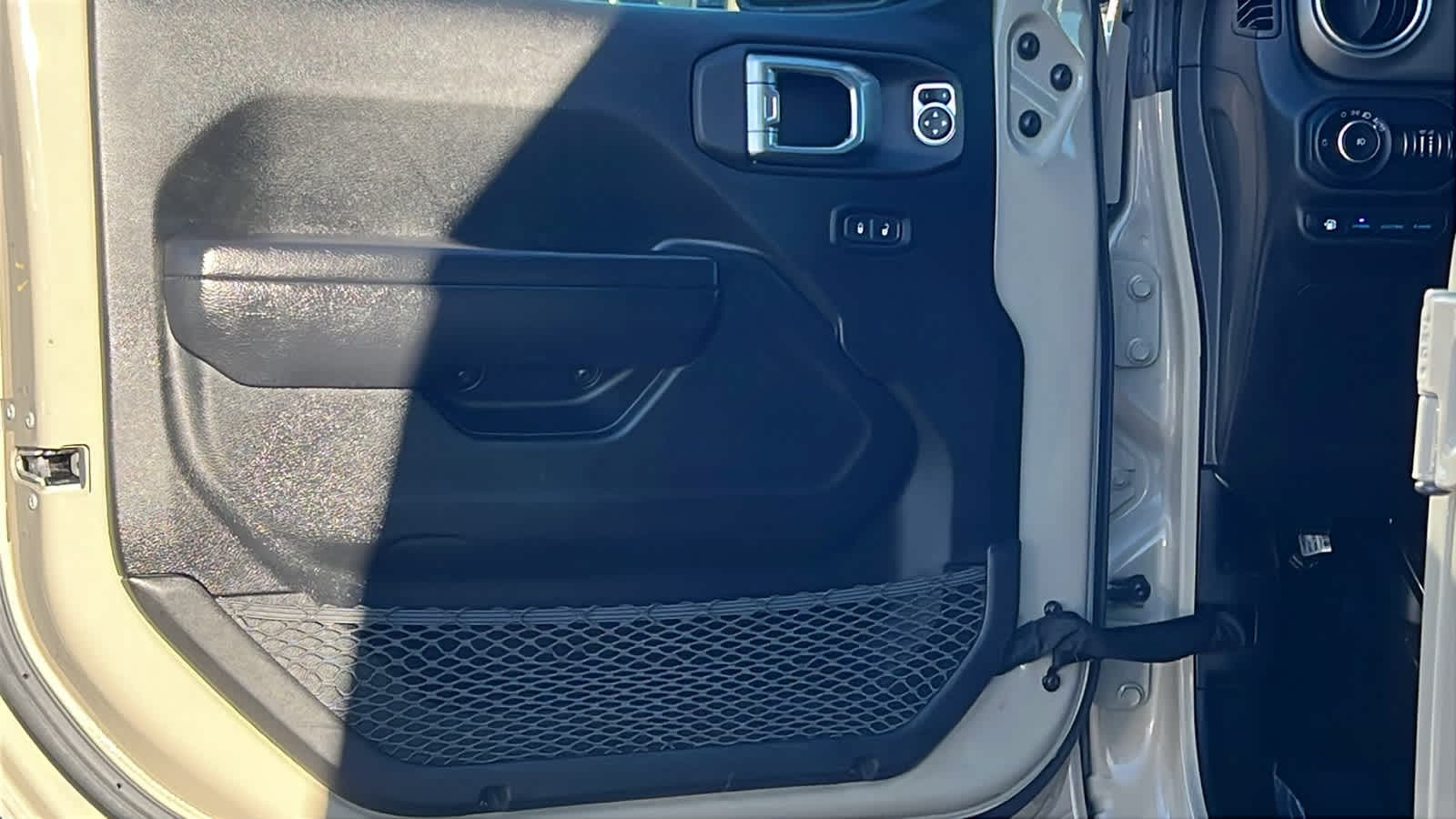 Thumbnail: 2022 Jeep Wrangler - 23