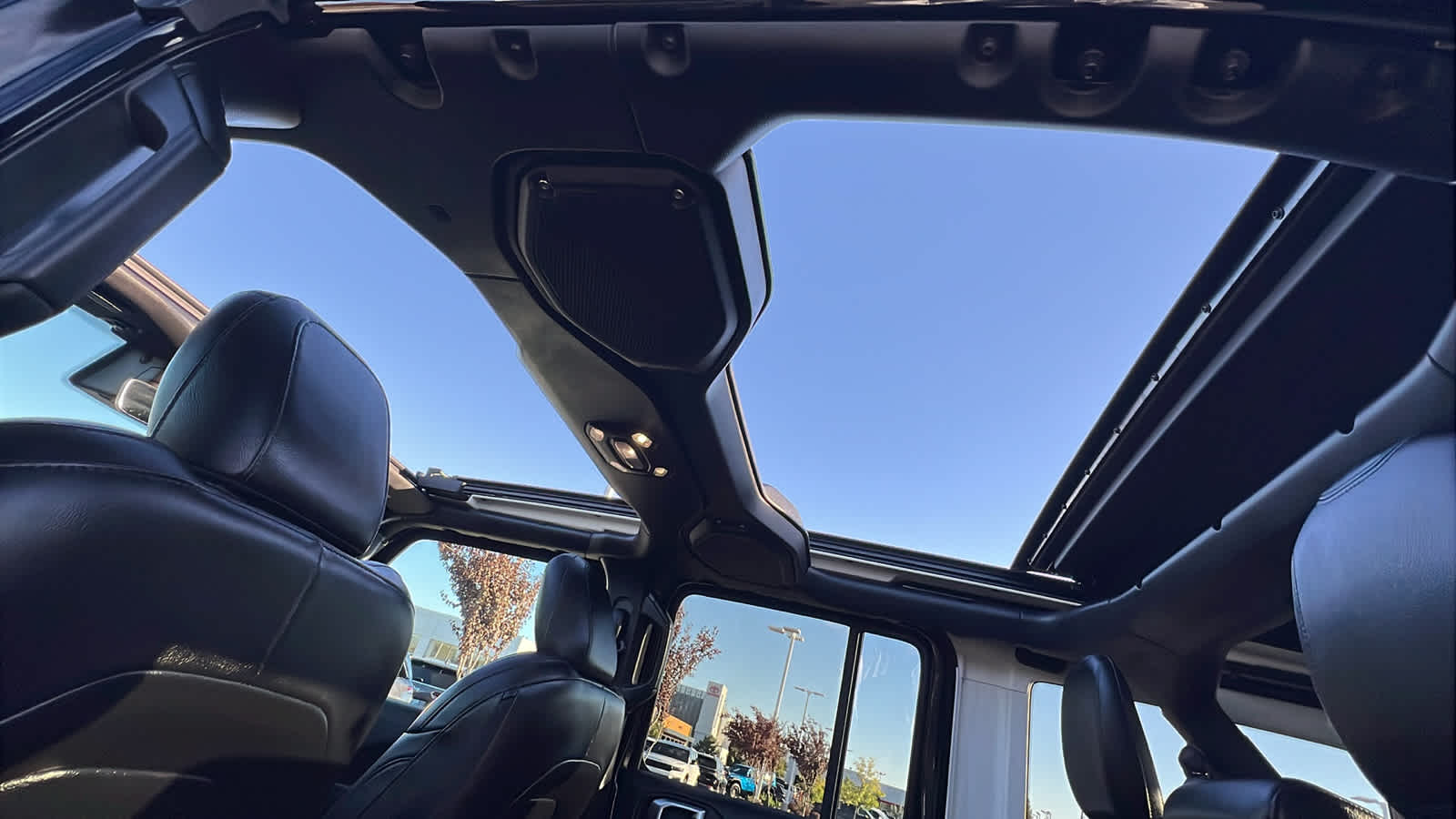 Thumbnail: 2022 Jeep Wrangler - 32