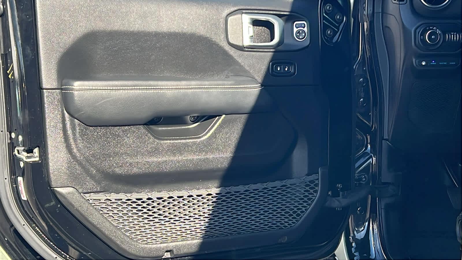 Thumbnail: 2022 Jeep Wrangler - 23