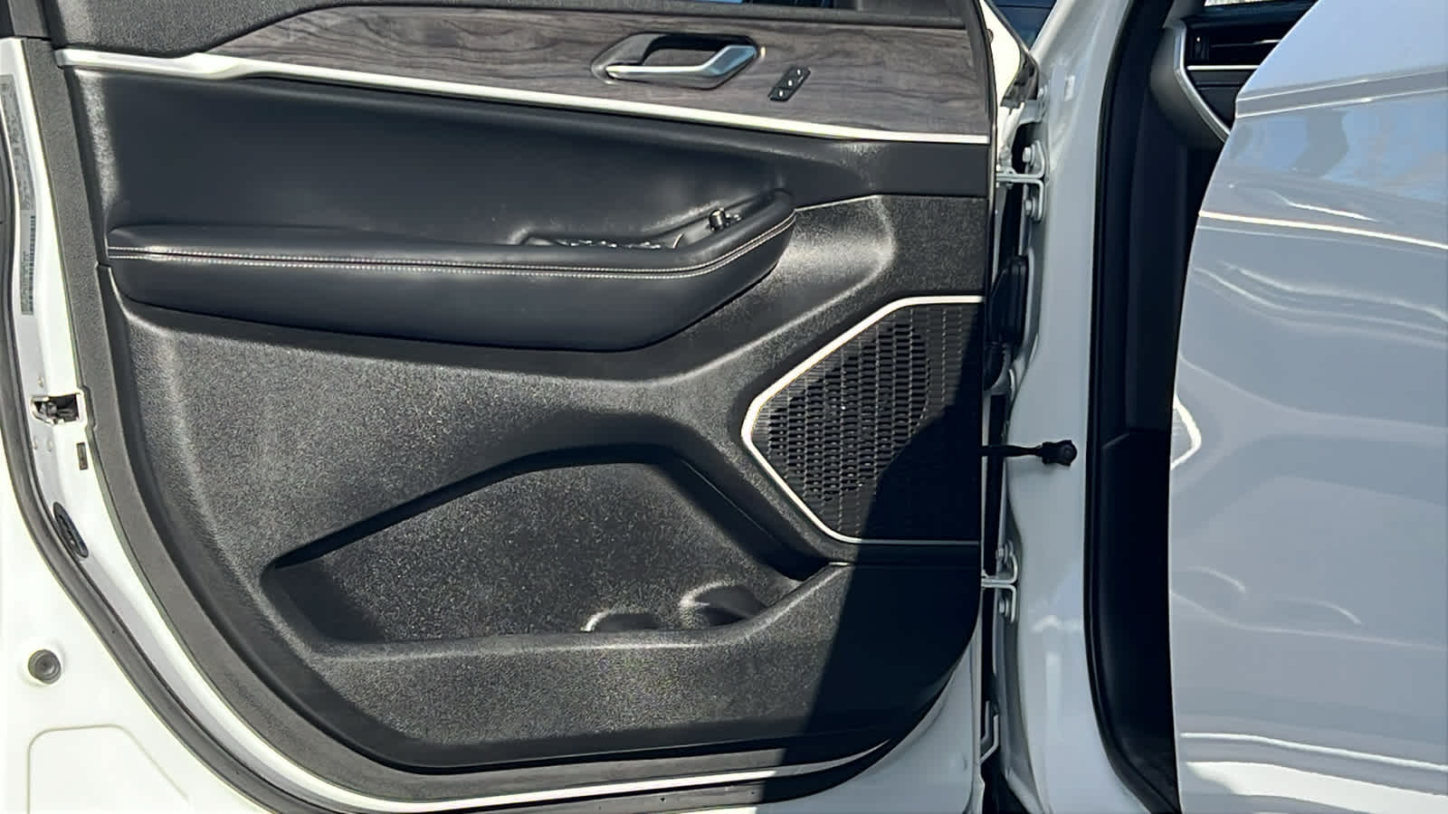 Thumbnail: 2022 Jeep Grand Cherokee - 23