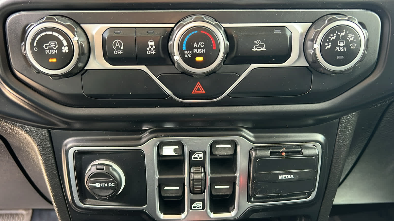 Thumbnail: 2020 Jeep Gladiator - 14