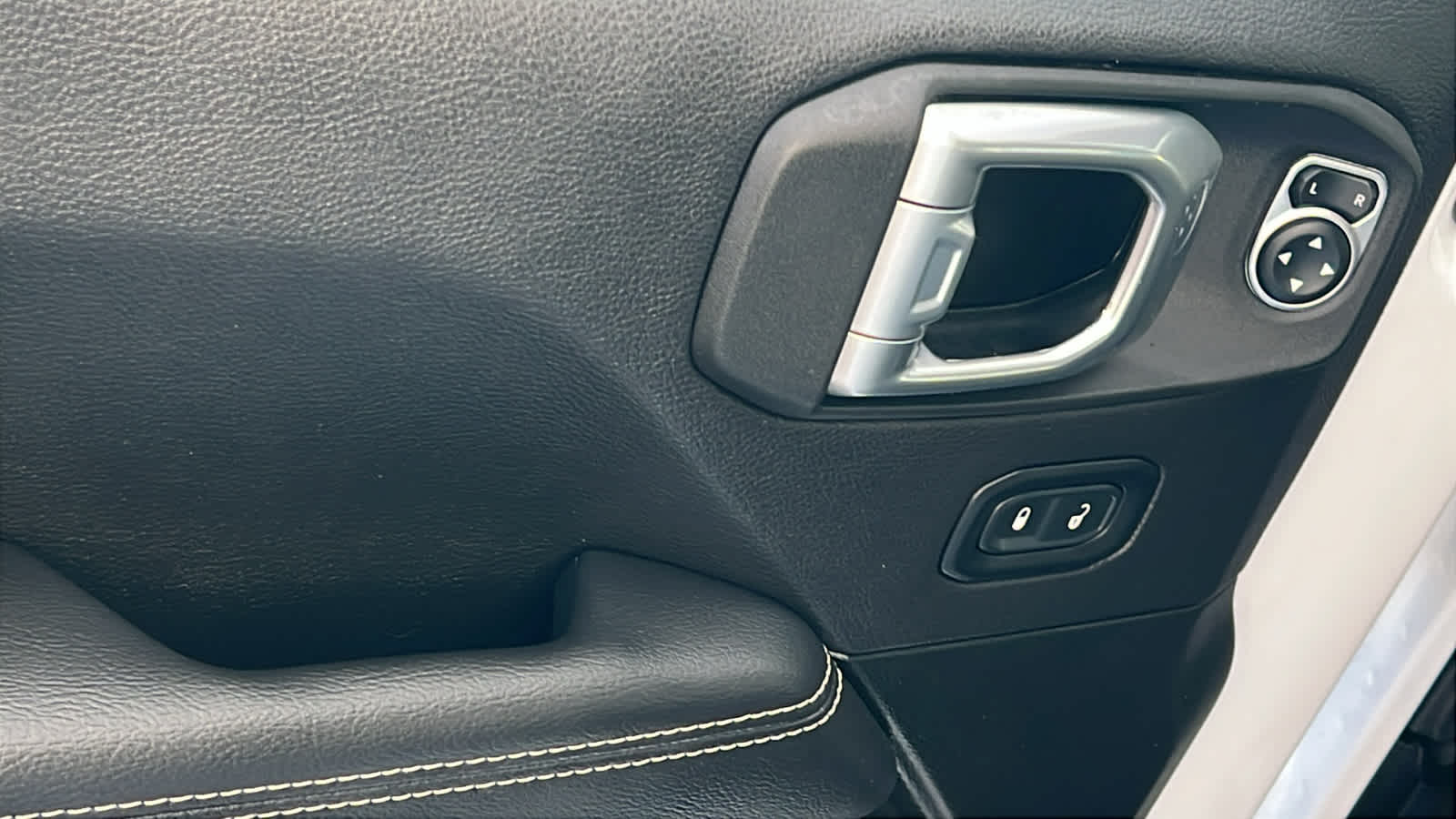 Thumbnail: 2022 Jeep Wrangler - 22