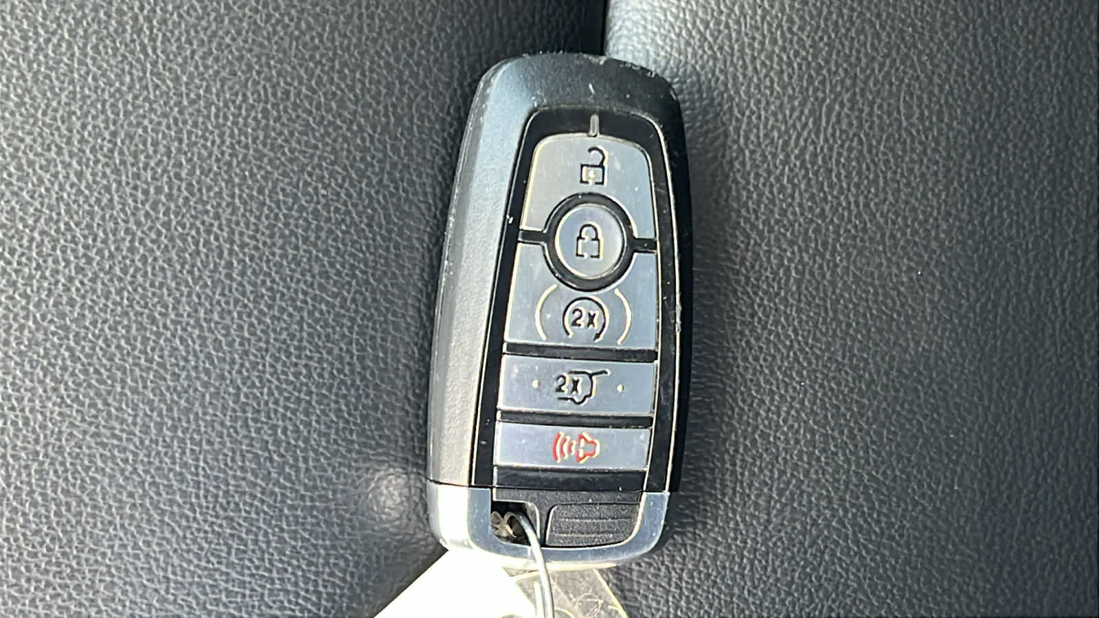 2024 Ford Edge Titanium - Photo 29