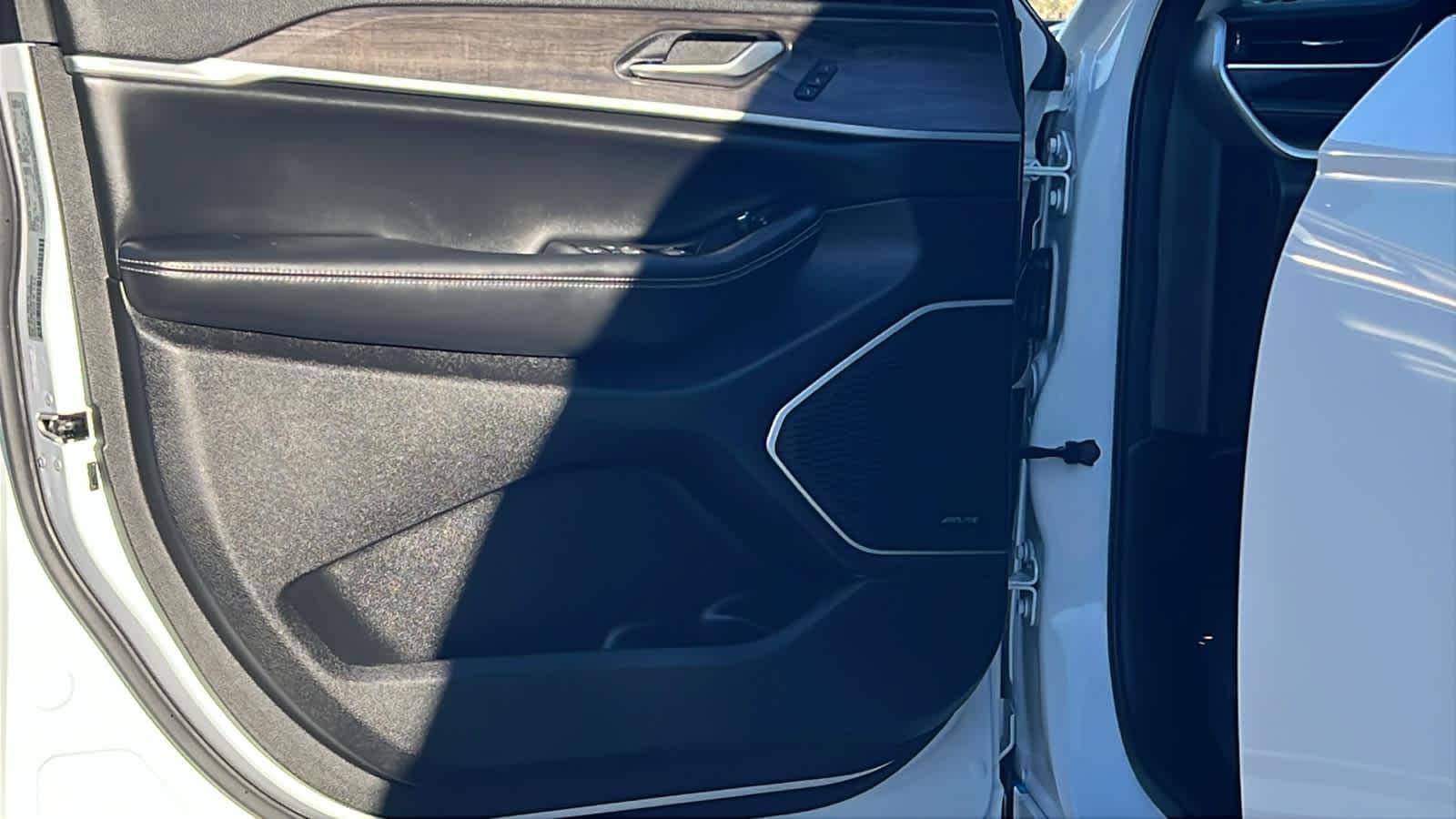 Thumbnail: 2023 Jeep Grand Cherokee - 23